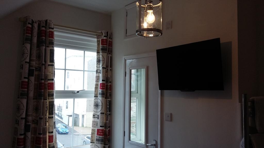 Cambridge House Guest House Истборн Стая снимка