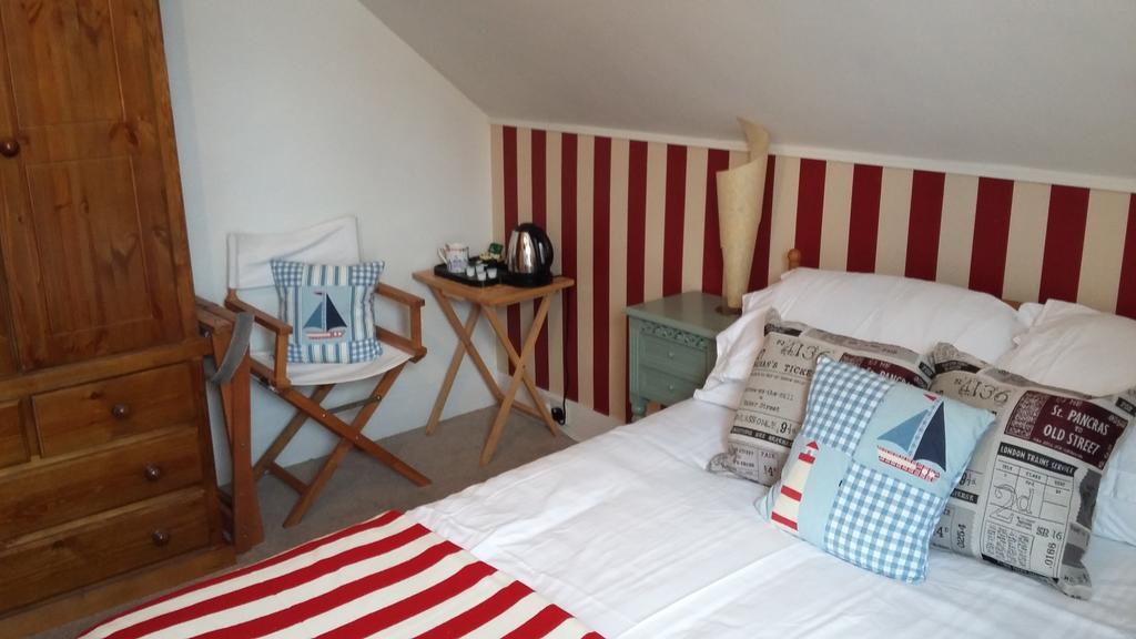 Cambridge House Guest House Истборн Стая снимка