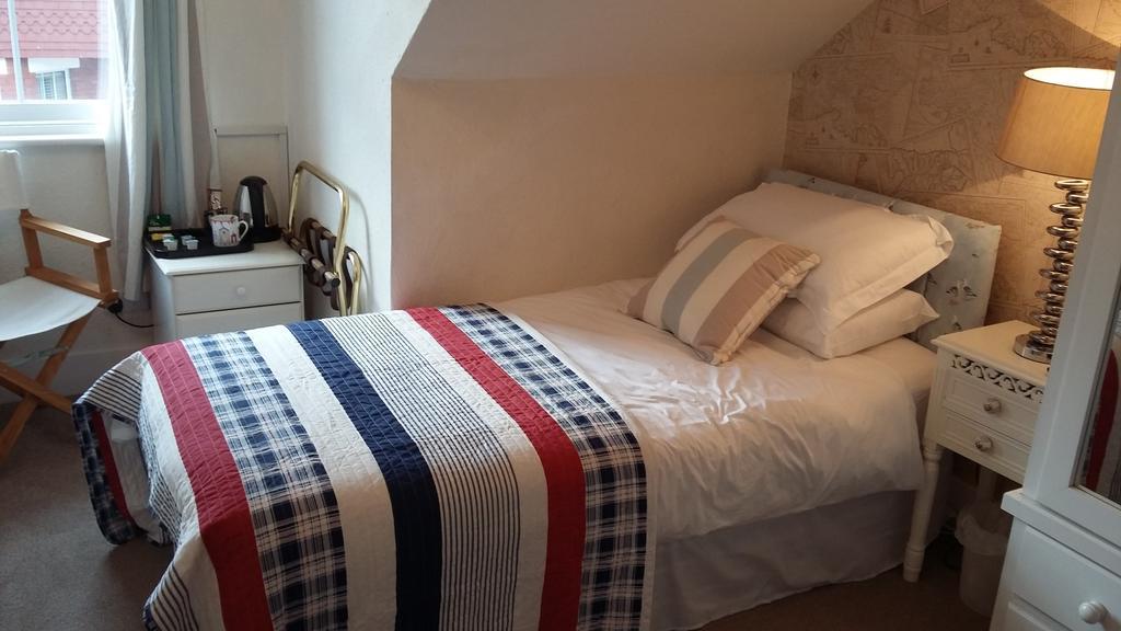 Cambridge House Guest House Истборн Стая снимка