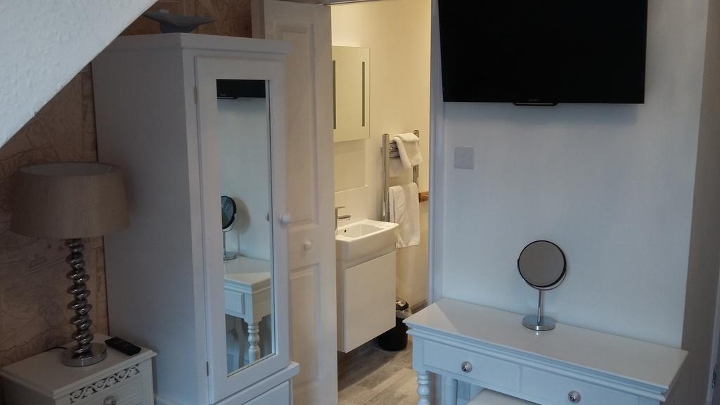Cambridge House Guest House Истборн Стая снимка