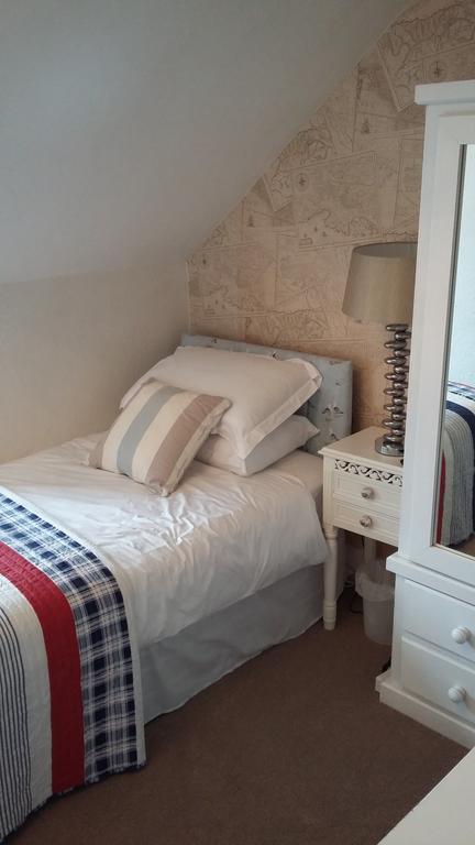 Cambridge House Guest House Истборн Стая снимка