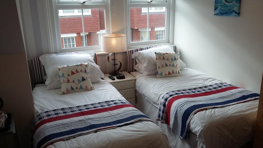 Cambridge House Guest House Истборн Стая снимка