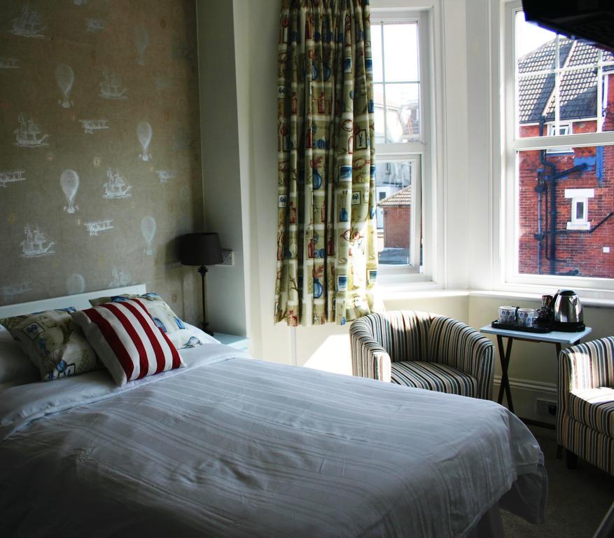 Cambridge House Guest House Истборн Стая снимка