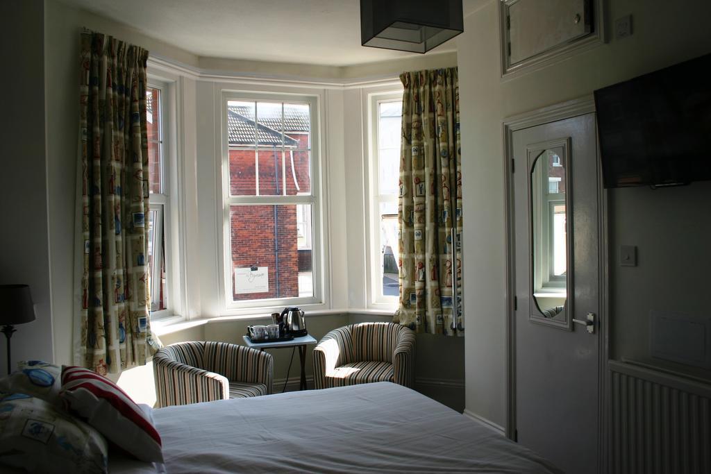 Cambridge House Guest House Истборн Стая снимка