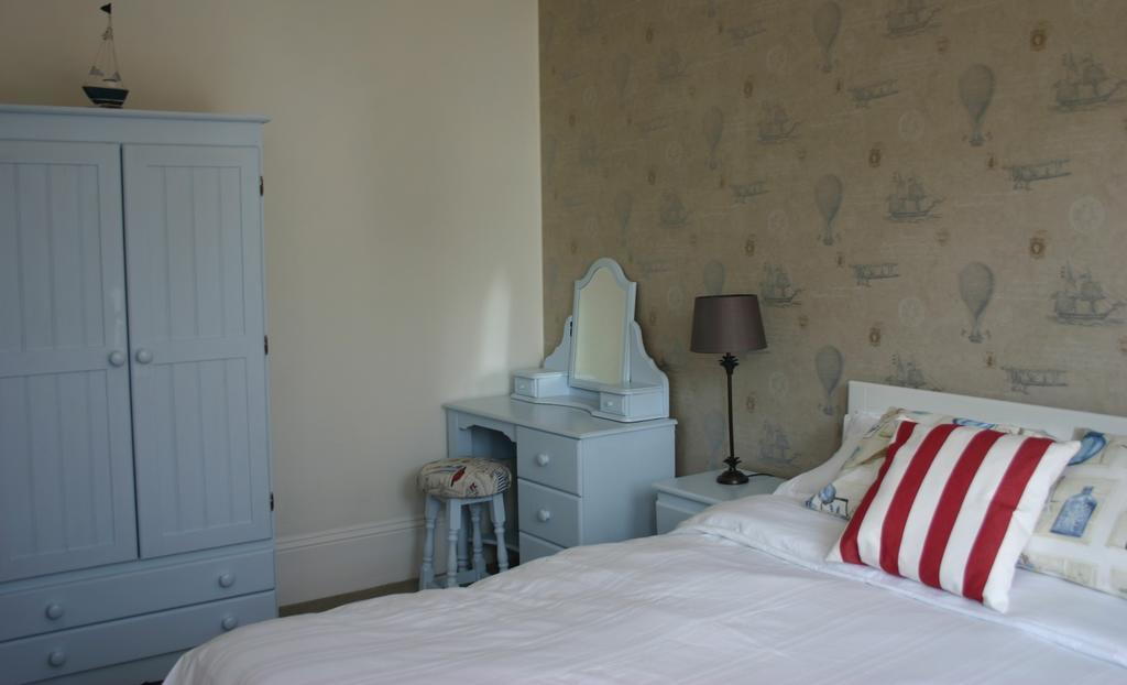 Cambridge House Guest House Истборн Стая снимка