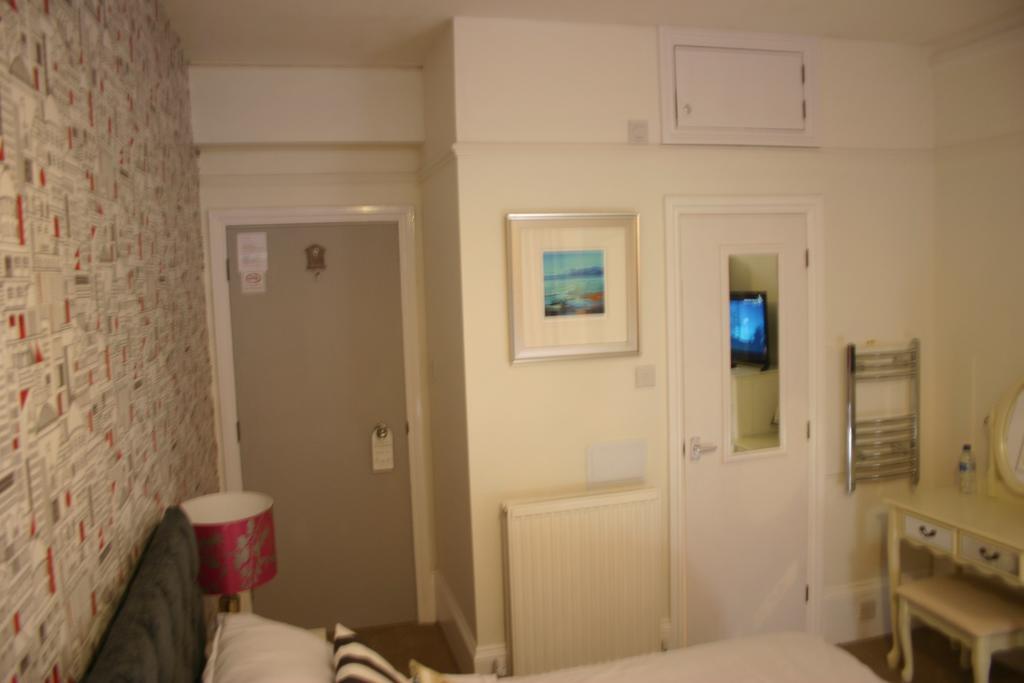 Cambridge House Guest House Истборн Стая снимка