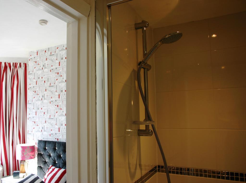Cambridge House Guest House Истборн Стая снимка