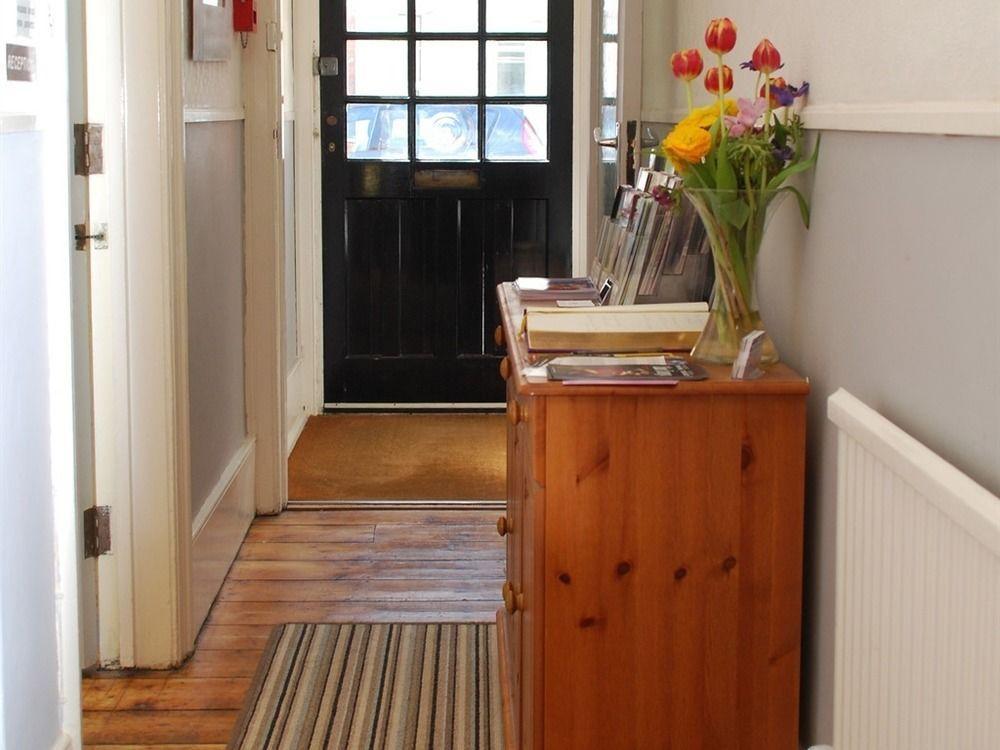 Cambridge House Guest House Истборн Екстериор снимка