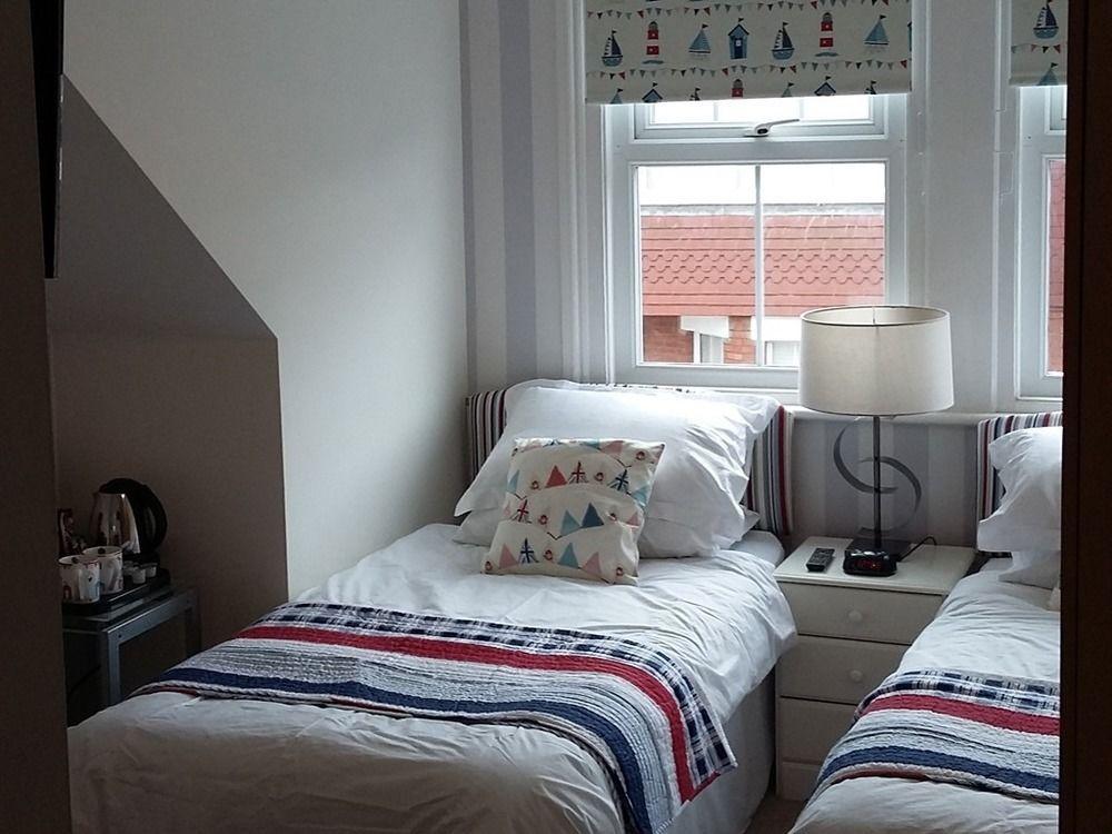 Cambridge House Guest House Истборн Екстериор снимка