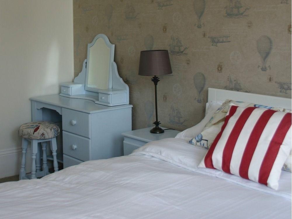 Cambridge House Guest House Истборн Екстериор снимка