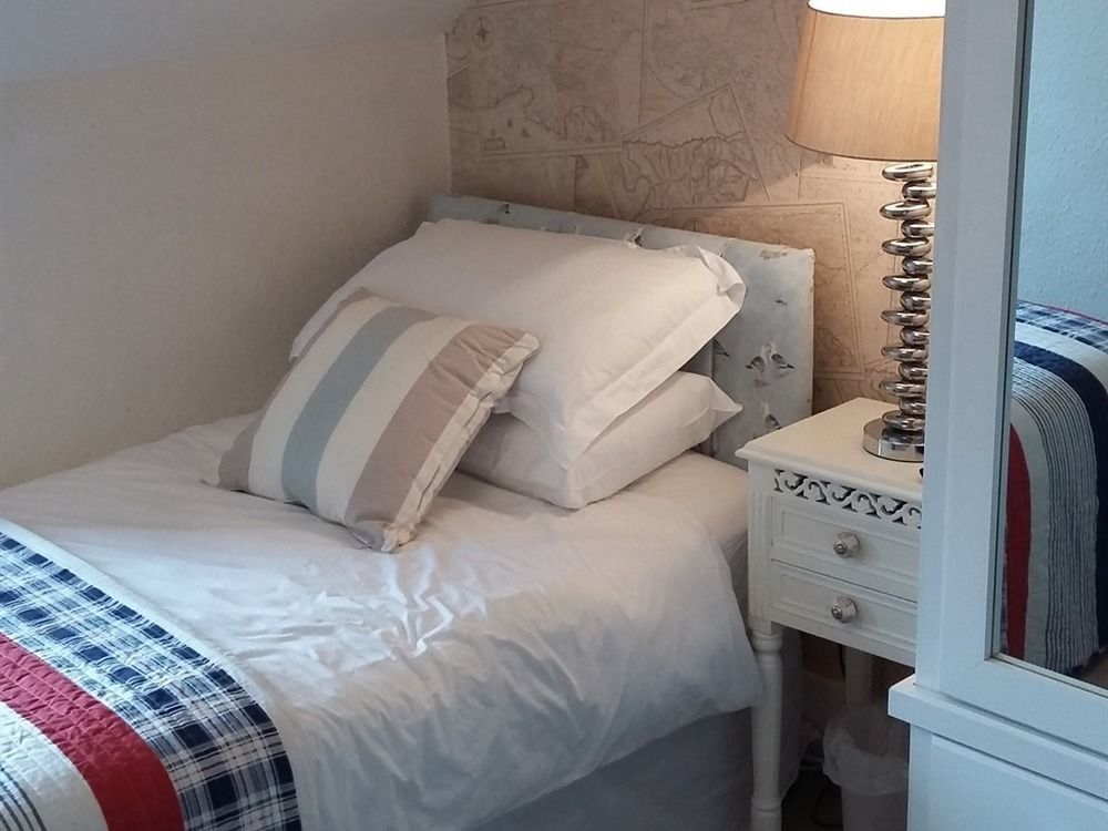 Cambridge House Guest House Истборн Екстериор снимка