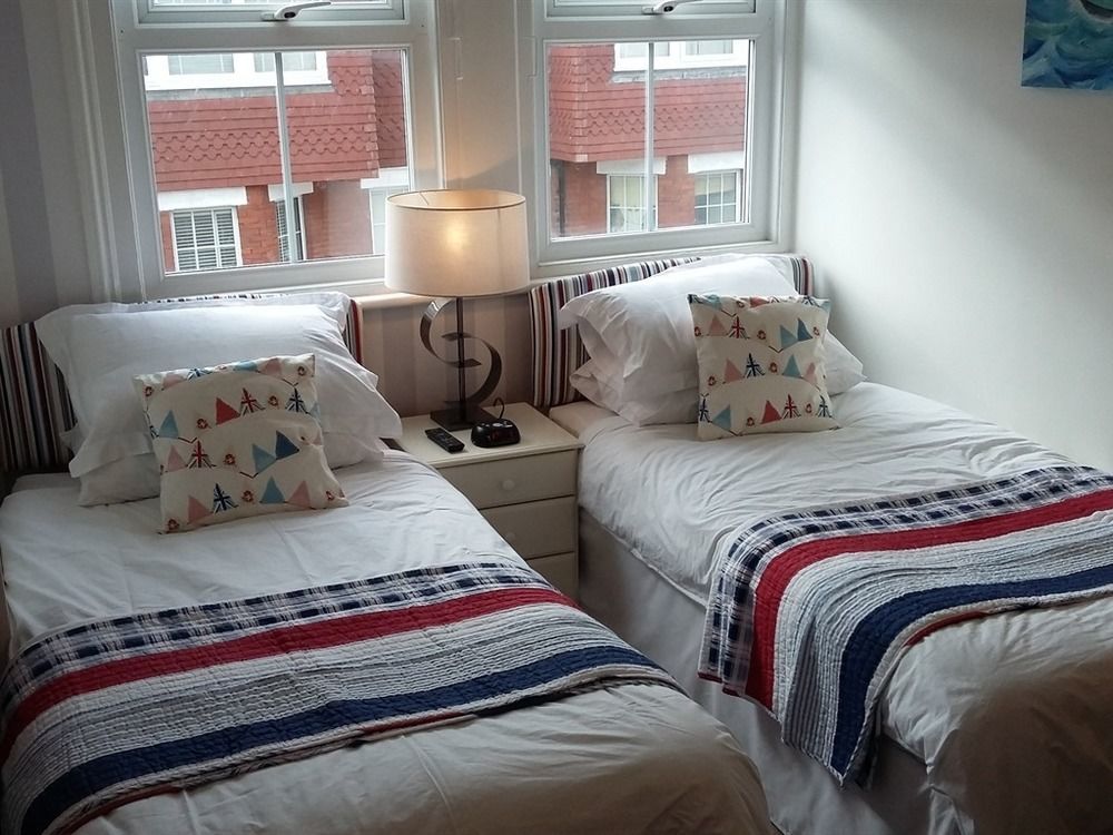 Cambridge House Guest House Истборн Екстериор снимка