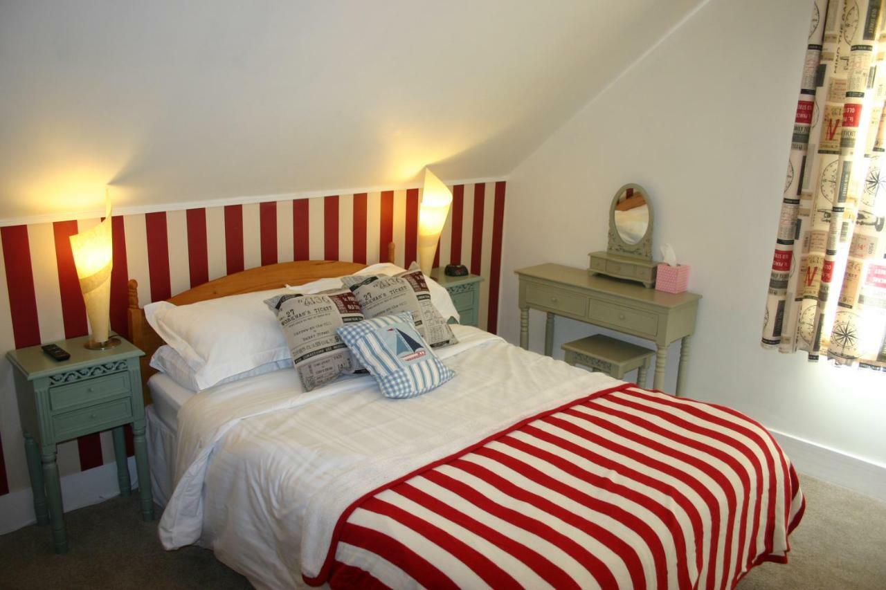 Cambridge House Guest House Истборн Стая снимка
